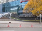 Белсвиссбанк. Парковочные барьеры, окрашенные в корпоративные цвета