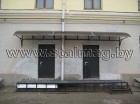 Вход в магазин со двора. Рампа с козырьком.