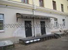 Вход в магазин со двора. Рампа с козырьком.